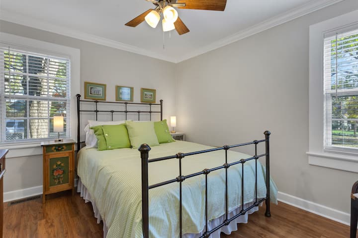 Acomódate en este alegre dormitorio, donde la suave luz natural, las sábanas frescas y una cómoda cama tamaño queen crean un espacio luminoso y relajante para recargar energías durante tu estancia en Anderson.