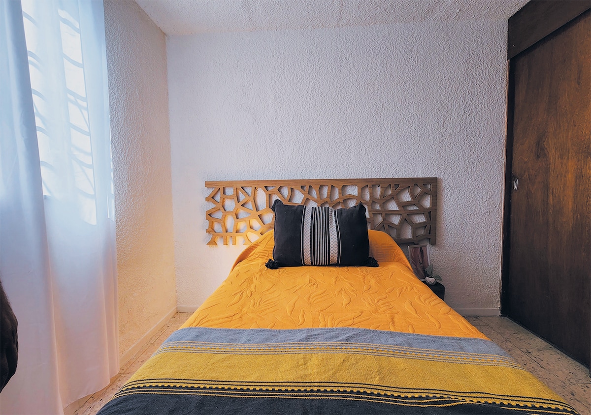 Každá izba má ventilátor, skriňu a uteráky.