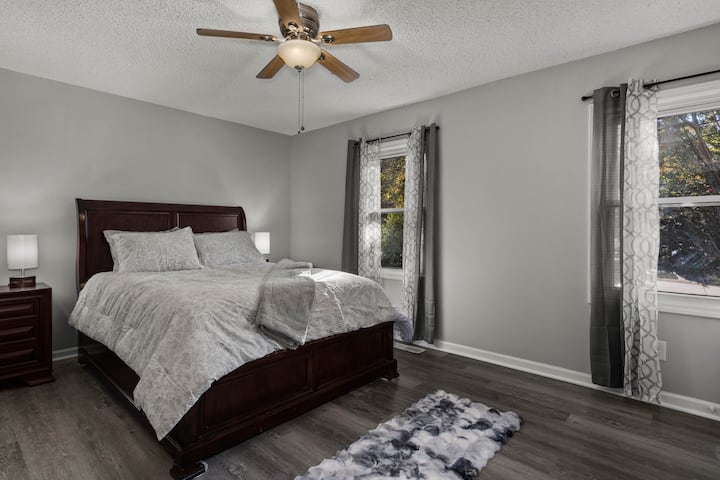 Çarçafë të rinj Tahari/ Jorgan dhe batanije. Dollap me dyer, banjë e kompletuar, dy tavolina anësore me abazhurë, dollap me televizor të ri 40" Smart Roku 