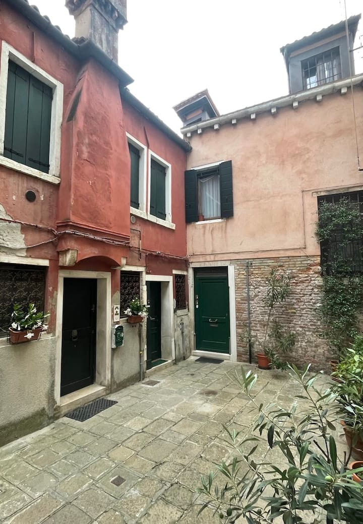 Wake Up To Gondolas! Venetian Home With Canal View - Benetke