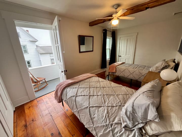 Dos camas individuales y un balcón privado.