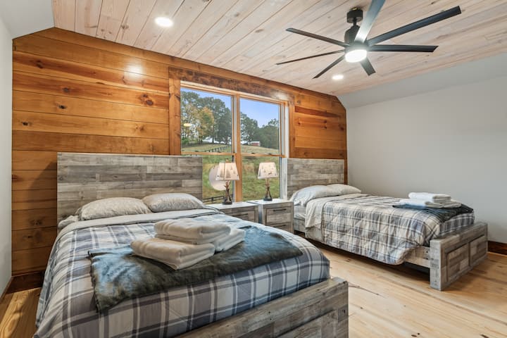 ห้องนอนมีเตียงที่อบอุ่นและสบาย พร้อมผ้าปูที่นอนที่สดชื่นและเนียนนุ่ม เพื่อการนอนหลับพักผ่อนอย่างเต็มอิ่ม