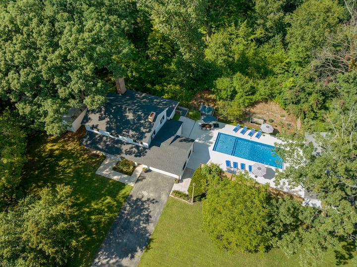 MI Getaway! Pool/Hot tub/fire pit + near wineries!