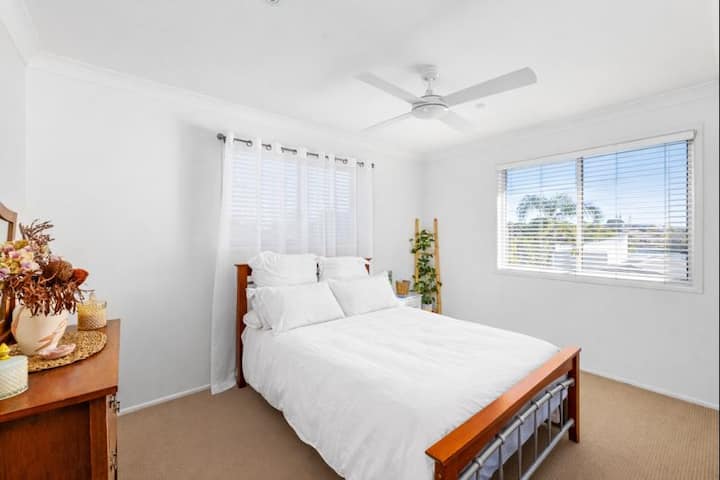 Treća spavaća soba s udobnim bračnim krevetom. Potpuno novi tepih. Prozori imaju rolete i prozirne zavjese. Sve plahte, popluni i deke izrađeni su od 100 % kvalitetnog pamuka.