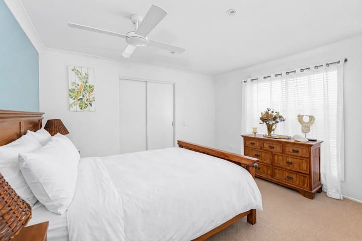 Glavna spavaća soba s udobnim madracem veličine bračnog kreveta i debelim nadmadracem. Prostrana kupaonica. Potpuno novi tepih. Prozori imaju rolete i prozirne zavjese. Sve plahte, popluni i deke izrađeni su od 100 % kvalitetnog pamuka. Nije prikazano: zidni TV.
