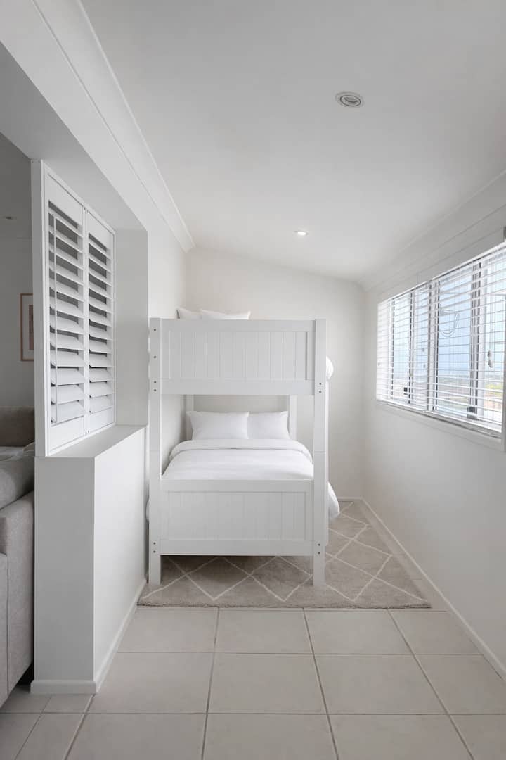 Spavaća soba s 2 kompleta kreveta na kat koji se nalaze na svakom kraju sobe (na fotografiji je prikazan samo jedan). Odrasle osobe ne smiju se nalaziti na gornjem dijelu kreveta na kat. Udobni madraci Sleepmaker. Sve plahte, popluni i deke izrađeni su od 100 % kvalitetnog prozračnog pamuka. 