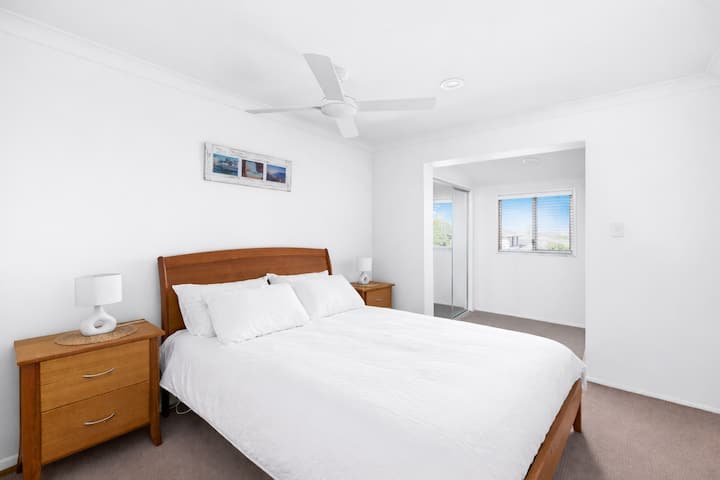 Spavaća soba 2 s udobnim madracem za bračni krevet i nadmadracem od 34 cm. Potpuno novi tepih. Prozori imaju rolete. Sve plahte, popluni i deke izrađeni su od 100 % kvalitetnog prozračnog pamuka.