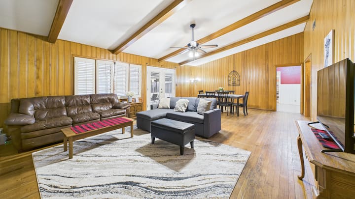 Big Patio & 2 Living Rooms • Lbk Gathering House - Lubbock, TX