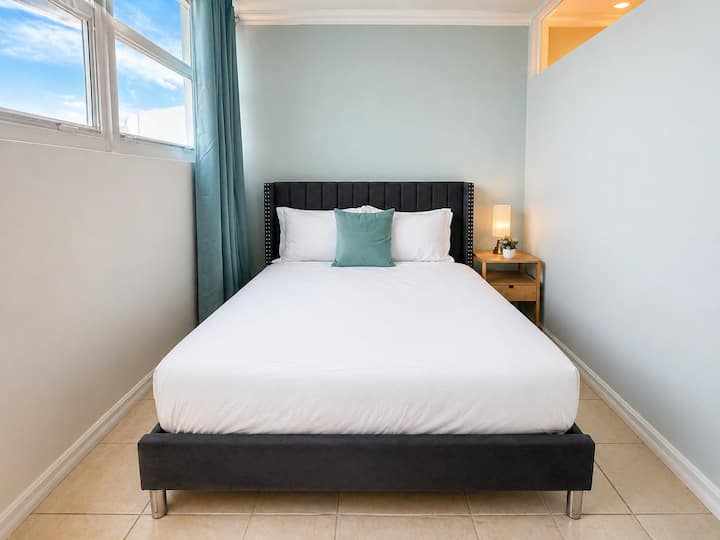 2 Queens+ Gym+ Freevaletparking+ Directbeachaccess - Miami Beach, FL