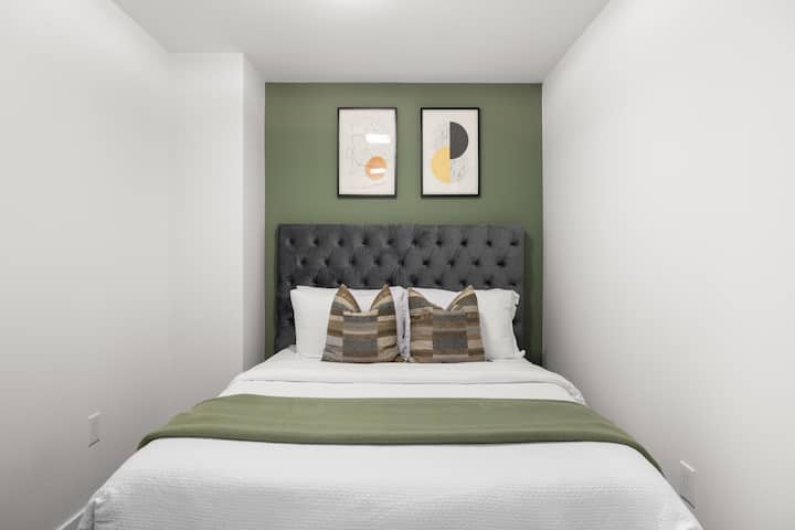 חדר שינה למעלה הממוקם בחדר העבודה 