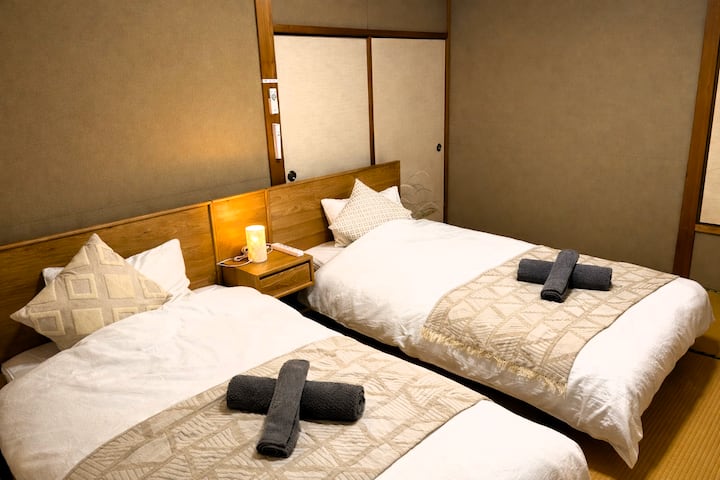 Bedroom 3 has 2 semi-double beds.
The powerful 14 tatami mat air conditioner in bedroom 2 covers the entire two rooms.Just by opening the door a little, you can maintain a comfortable temperature while protecting your privacy.