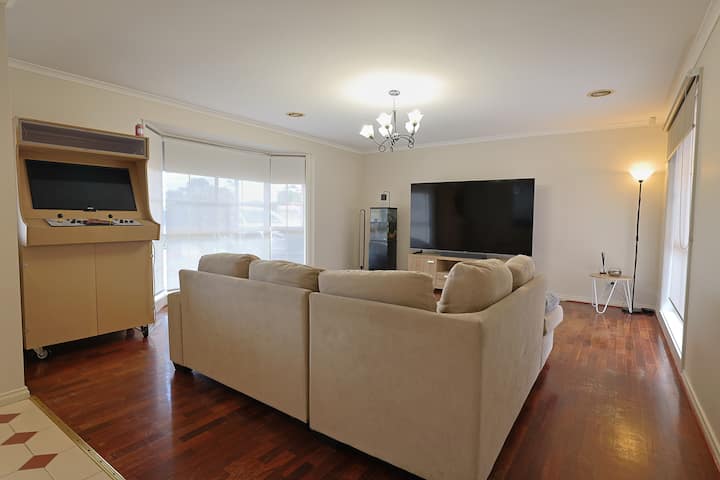 Relaxing Family Getaway 3br House With Garden - Caroline Springs