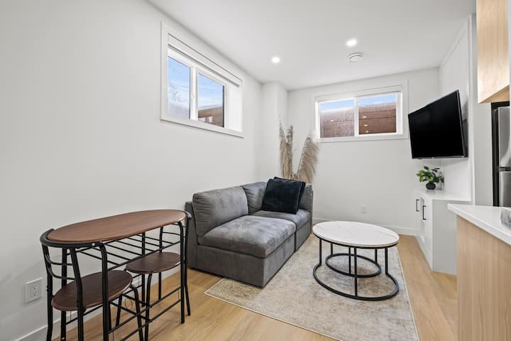 Brand New| Ultramodern| King Bed| Central - Calgary