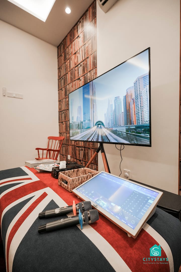 沙发床可供2人睡觉
卡拉 OK 房
二楼客厅