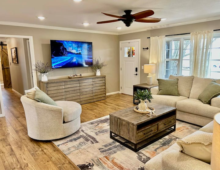 Harrison Hideaway~ Peaceful Stay + Private Hot Tub - Harrison, AR