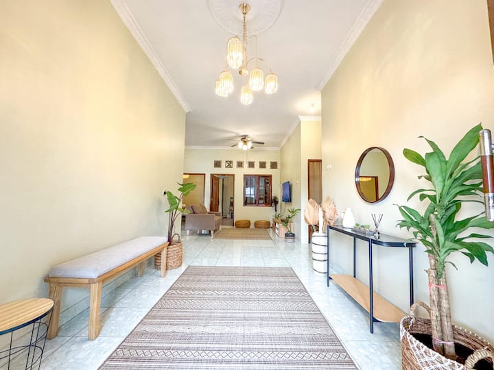 Modern & Stylish 5 Bedroom House Near Malioboro - Yogyakarta