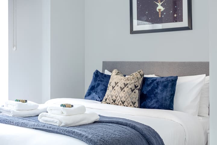 Un dormitorio principal tranquilo con una lujosa cama doble, sábanas de primera calidad y un amplio espacio de almacenamiento para deshacer las maletas y acomodarse con facilidad.
