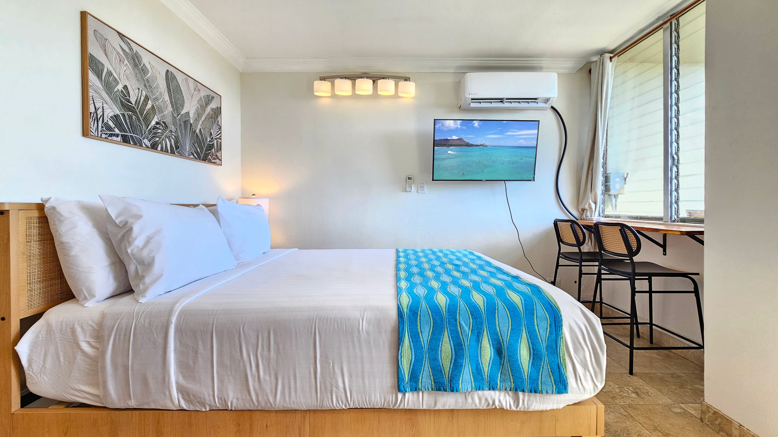 WG 610 | Quiet Queen Bed Waikīkī Studio w/Lanai - Image 4