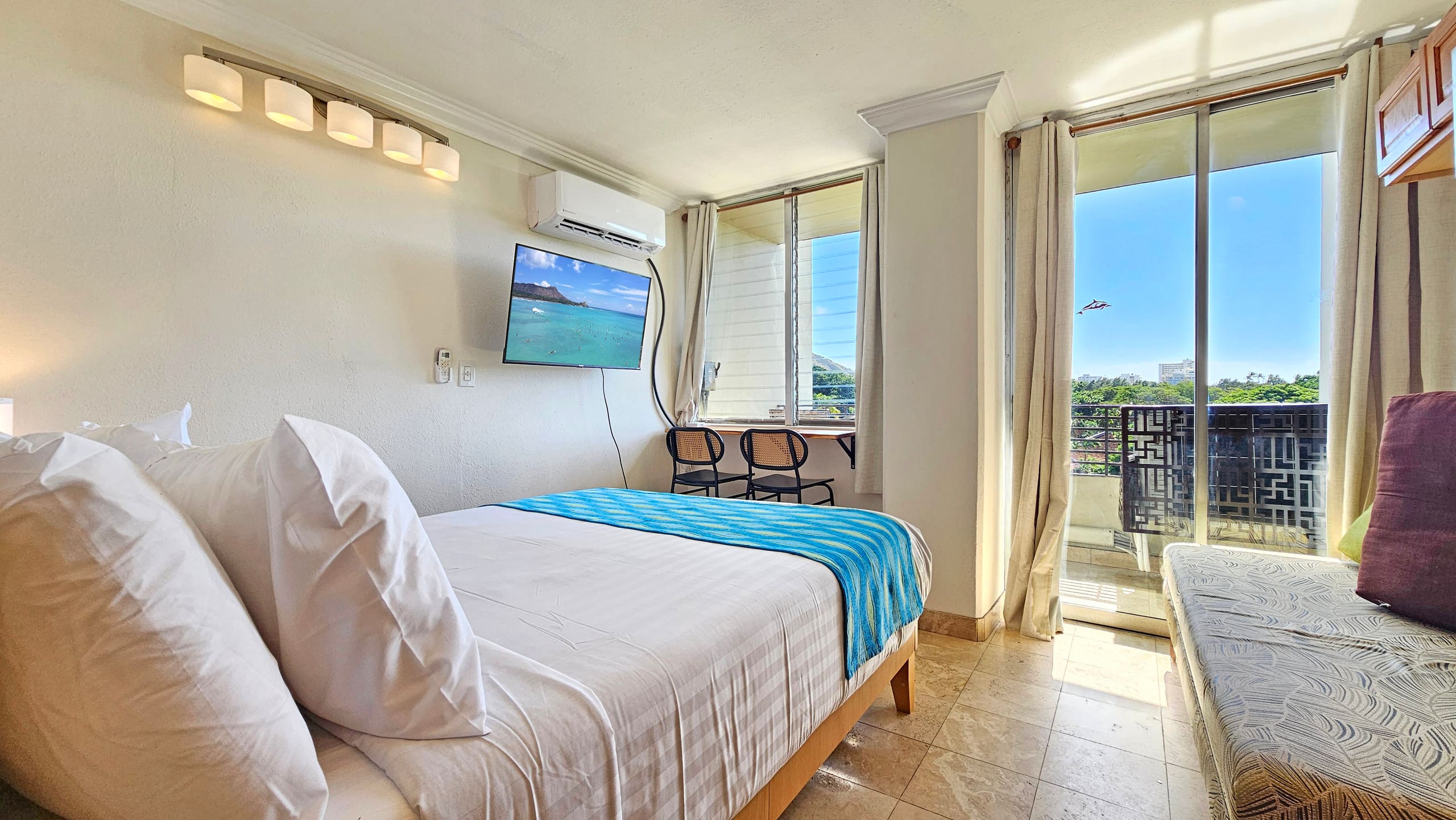 WG 610 | Quiet Queen Bed Waikīkī Studio w/Lanai - Image 1