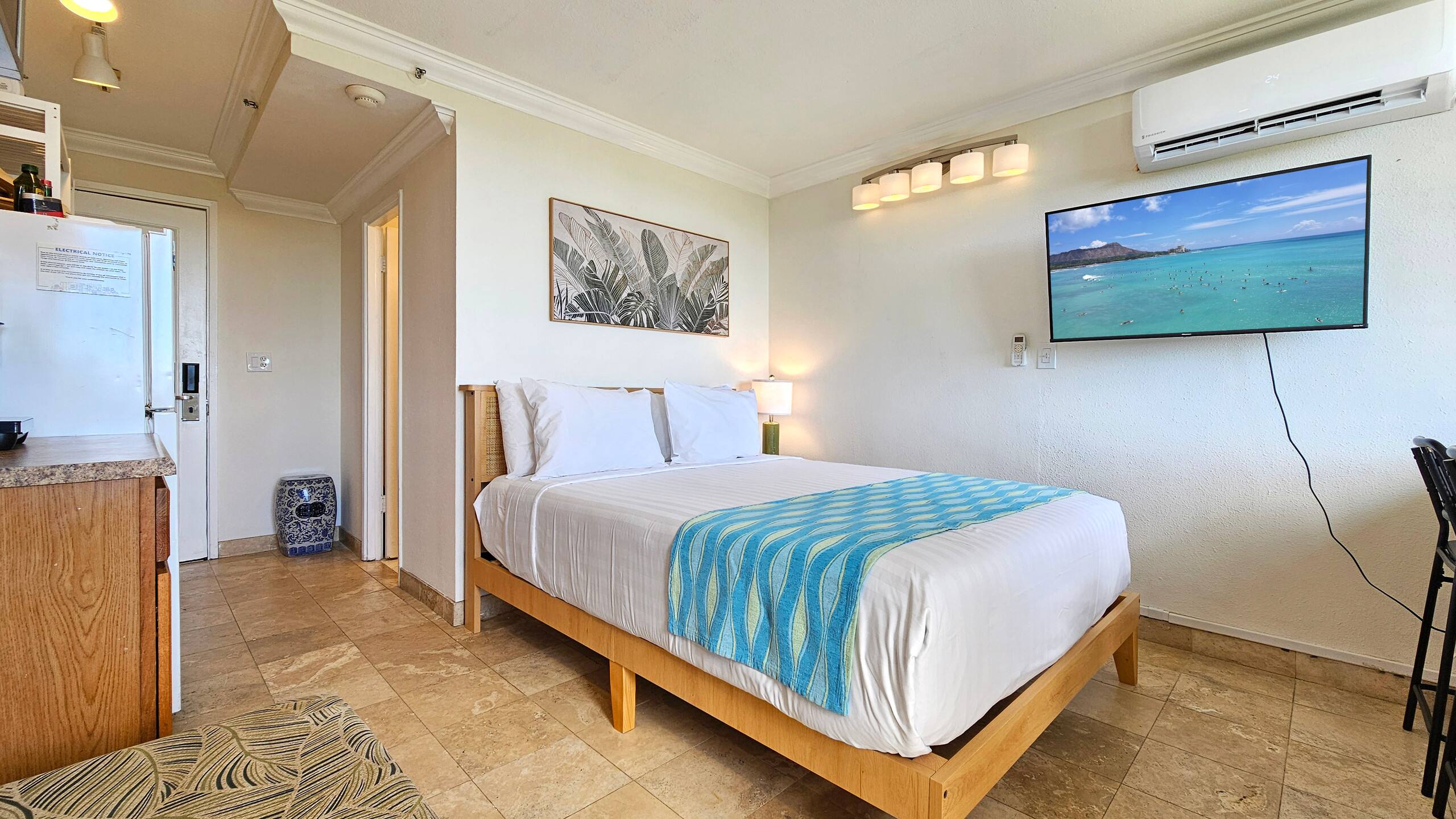 WG 610 | Quiet Queen Bed Waikīkī Studio w/Lanai - Image 33