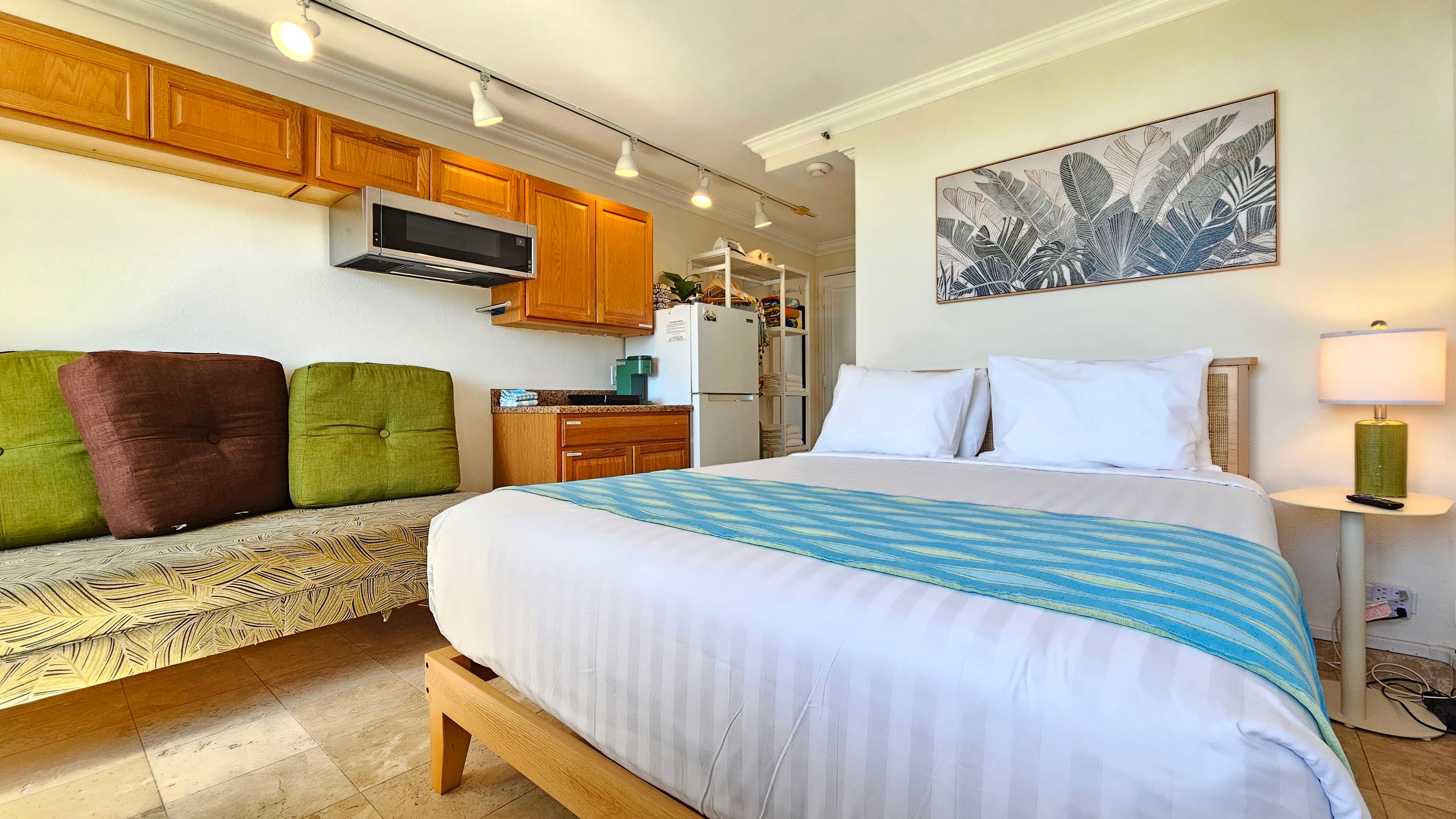 WG 610 | Quiet Queen Bed Waikīkī Studio w/Lanai - Image 3