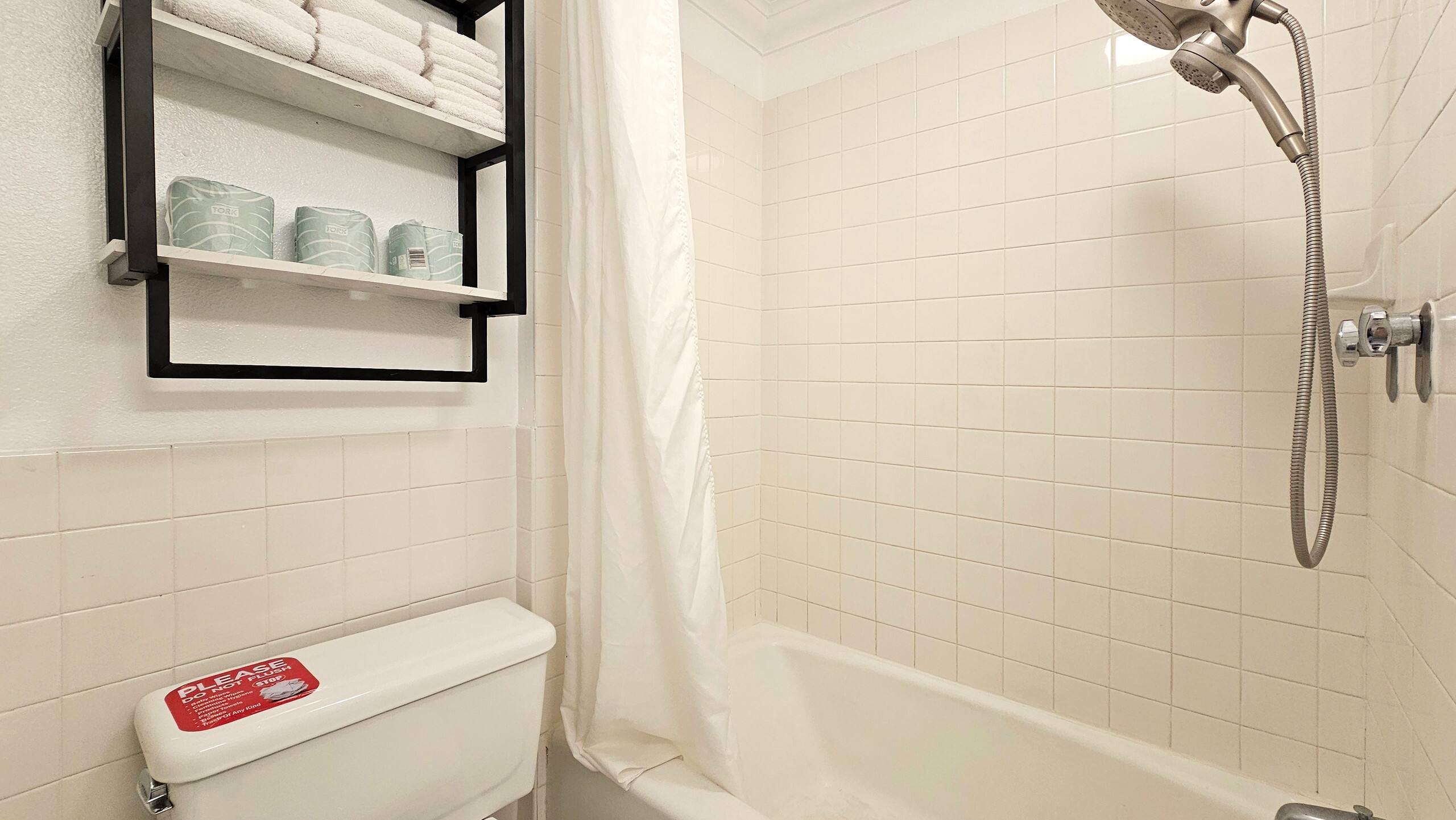 WG 610 | Quiet Queen Bed Waikīkī Studio w/Lanai - Image 15