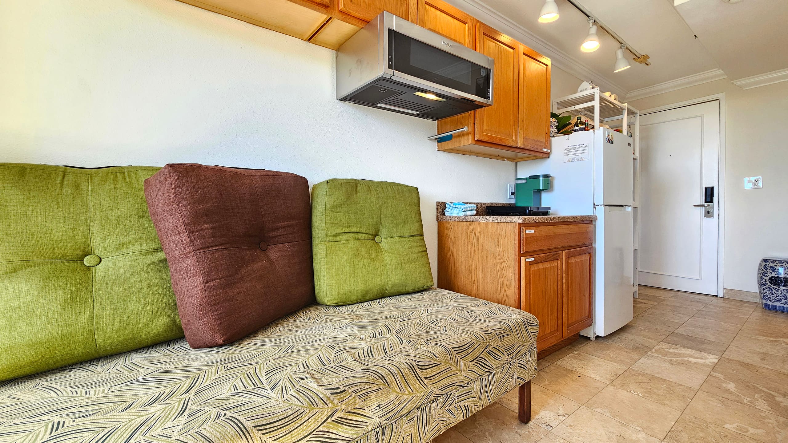 WG 610 | Quiet Queen Bed Waikīkī Studio w/Lanai - Image 5