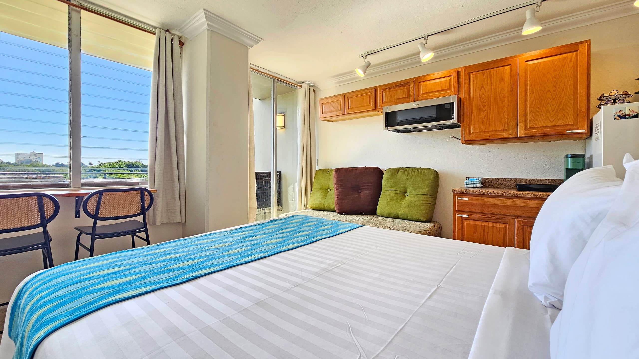 WG 610 | Quiet Queen Bed Waikīkī Studio w/Lanai - Image 2