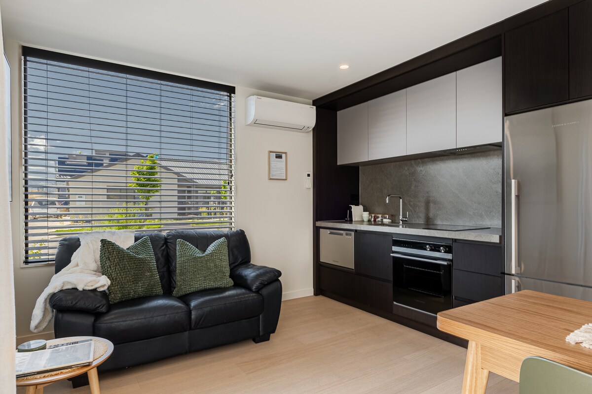 Successful Airbnb property: A 'Remarkable' guest suite in Jack's Point in Frankton (Queenstown Lakes District)