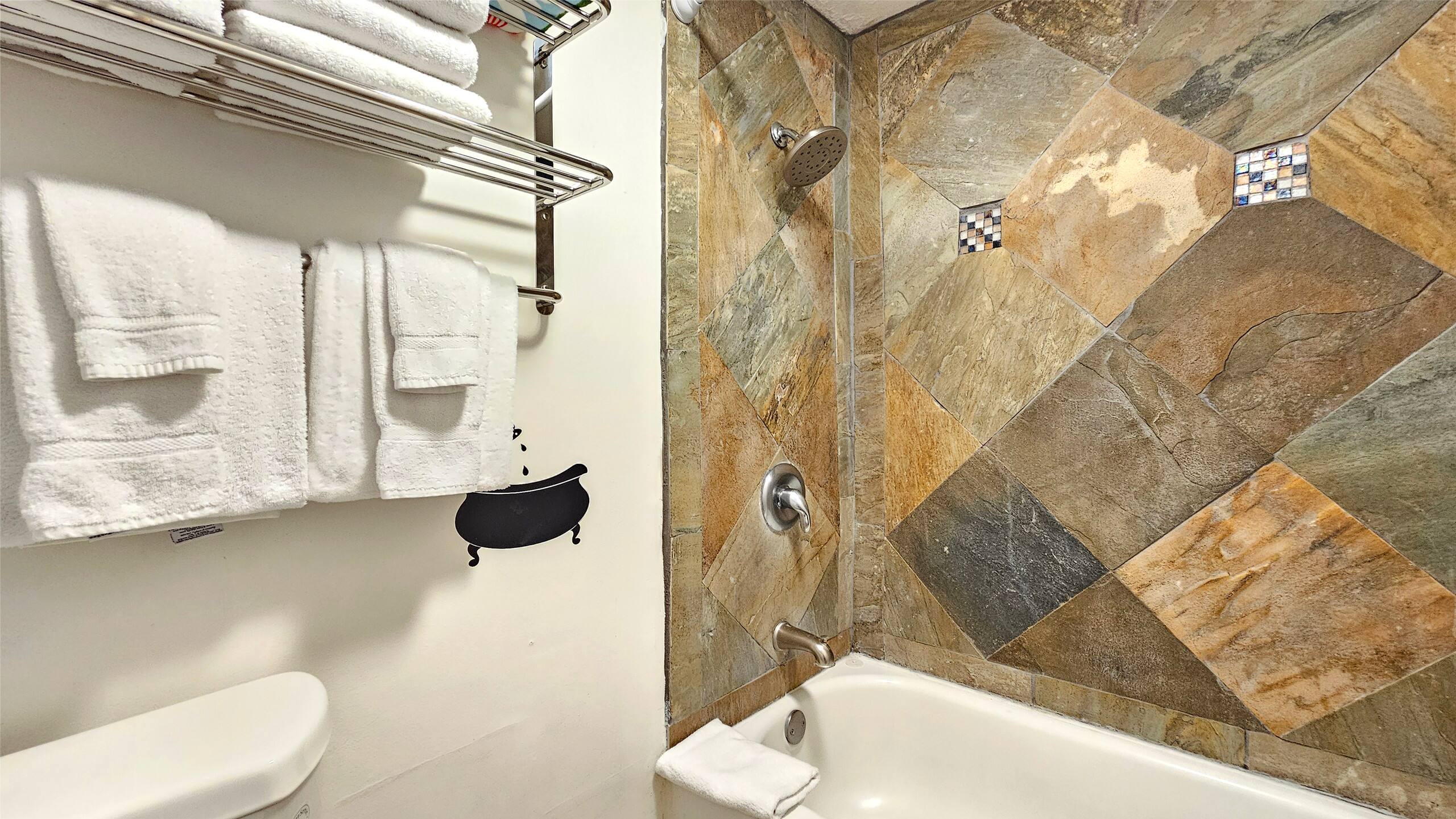 WG 901 | Relaxing Queen Suite in Waikīkī w/Kitchen - Photo 13