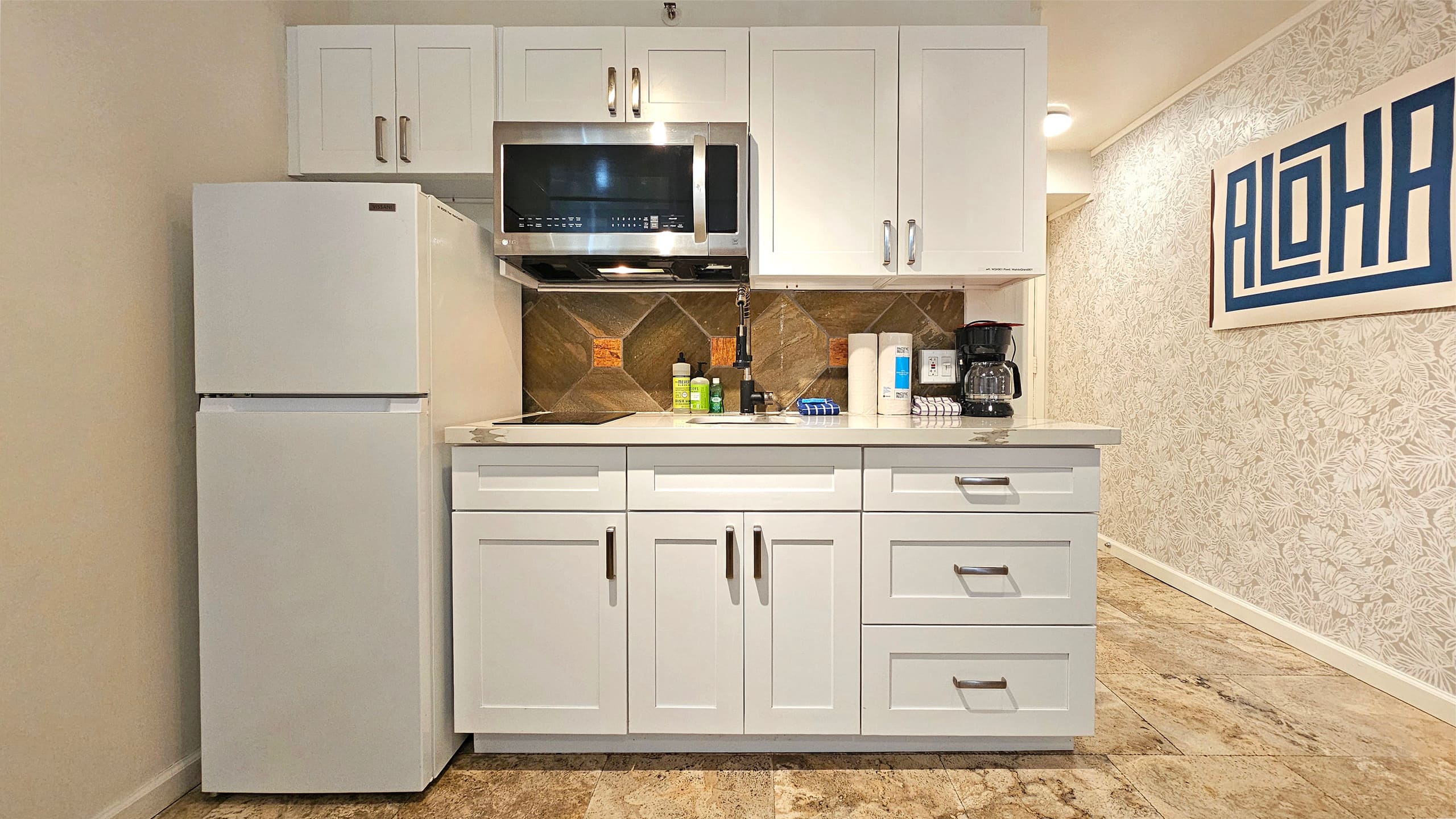 WG 901 | Relaxing Queen Suite in Waikīkī w/Kitchen - Main photo