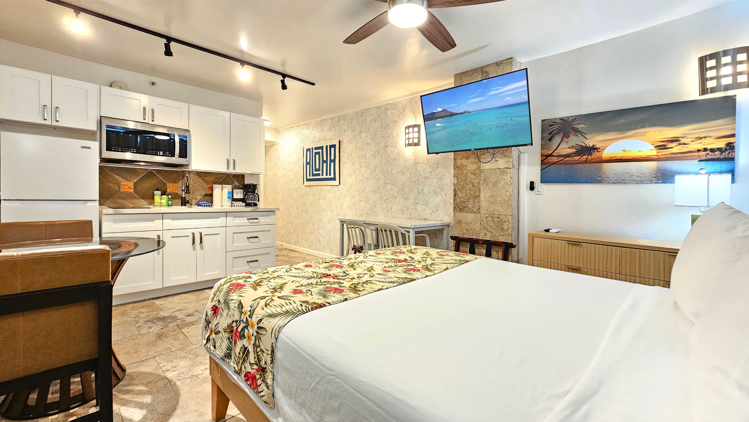 WG 901 | Relaxing Queen Suite in Waikīkī w/Kitchen - Photo 26