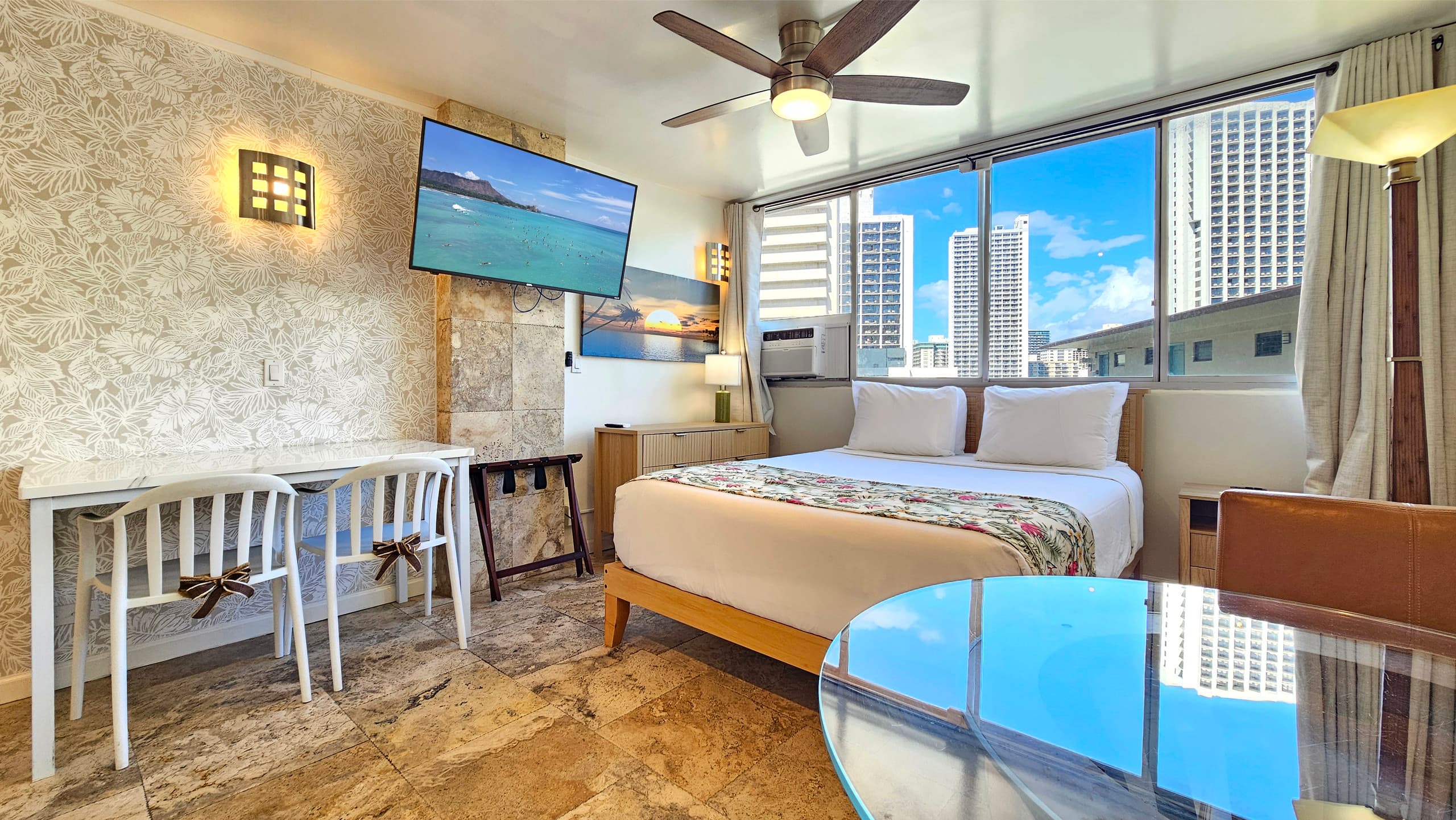 WG 901 | Relaxing Queen Suite in Waikīkī w/Kitchen - Photo 24