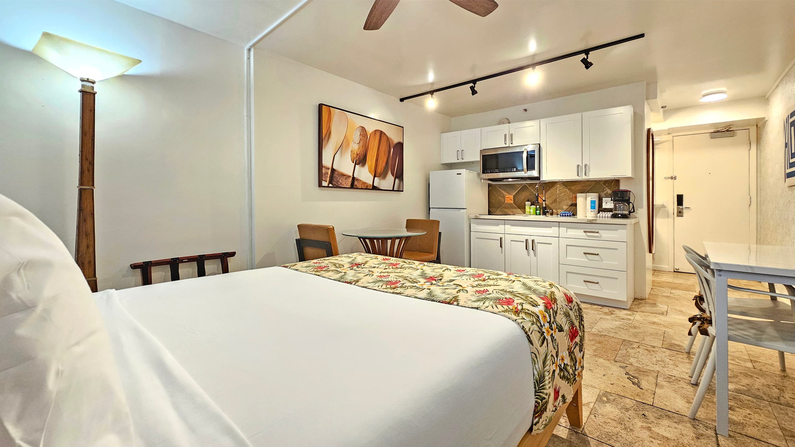 WG 901 | Relaxing Queen Suite in Waikīkī w/Kitchen - Photo 25