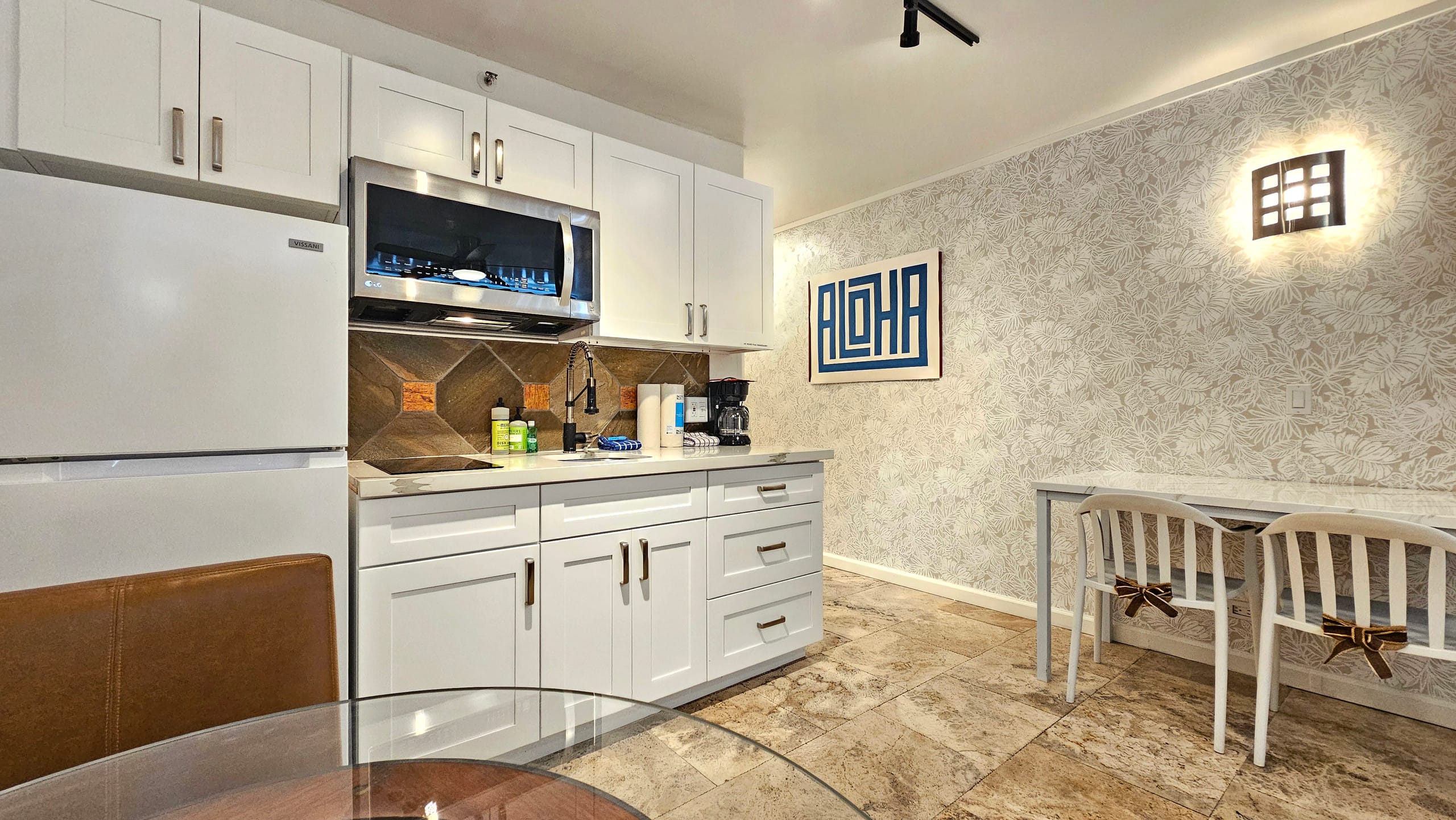 WG 901 | Relaxing Queen Suite in Waikīkī w/Kitchen - Photo 2