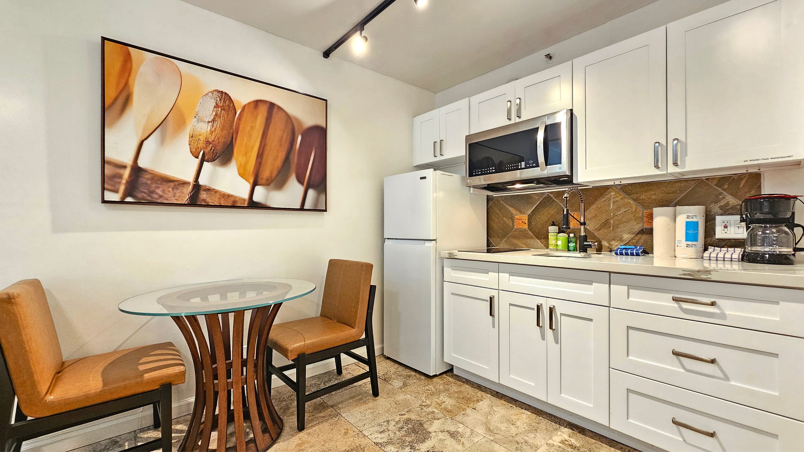 WG 901 | Relaxing Queen Suite in Waikīkī w/Kitchen - Photo 10