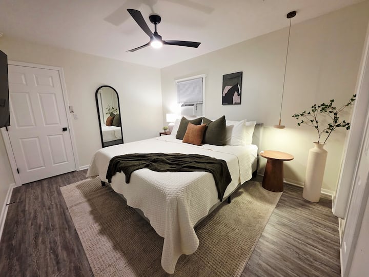 Priestranná spálňa s mäkkou posteľou king s mäkkou posteľnou bielizňou, zatemňovacími závesmi a stropným ventilátorom pre väčšie pohodlie – ideálne miesto na odpočinok po dni strávenom objavovaním Louisville.