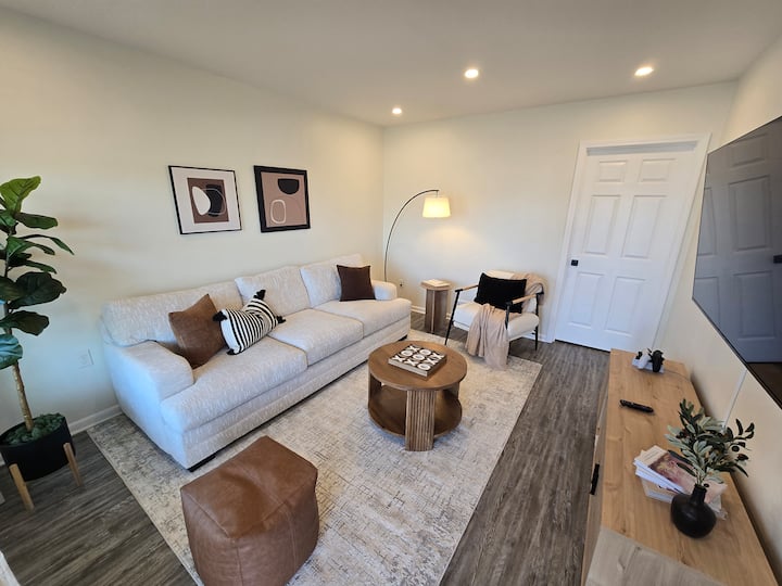 Priestranná obývacia zóna s pohovkou, ktorá sa ľahko premení na manželskú posteľ, je ideálna pre ubytovanie až 4 hostí. Príjemné miesto na odpočinok, kde sa budete cítiť ako doma.