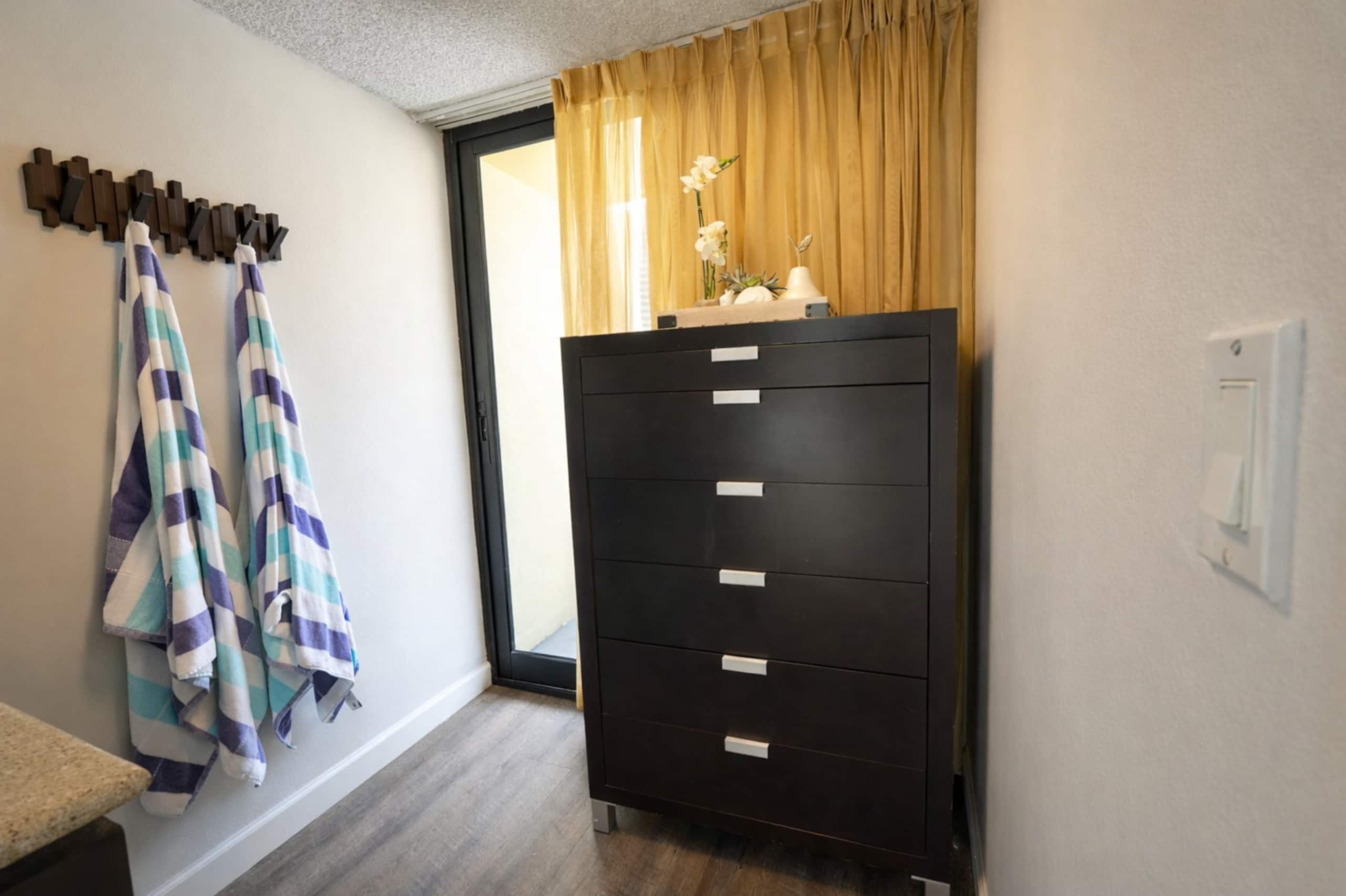 Condo in Honolulu · ★4.92 · Studio · 1 bed · 1 private bath - Image 5