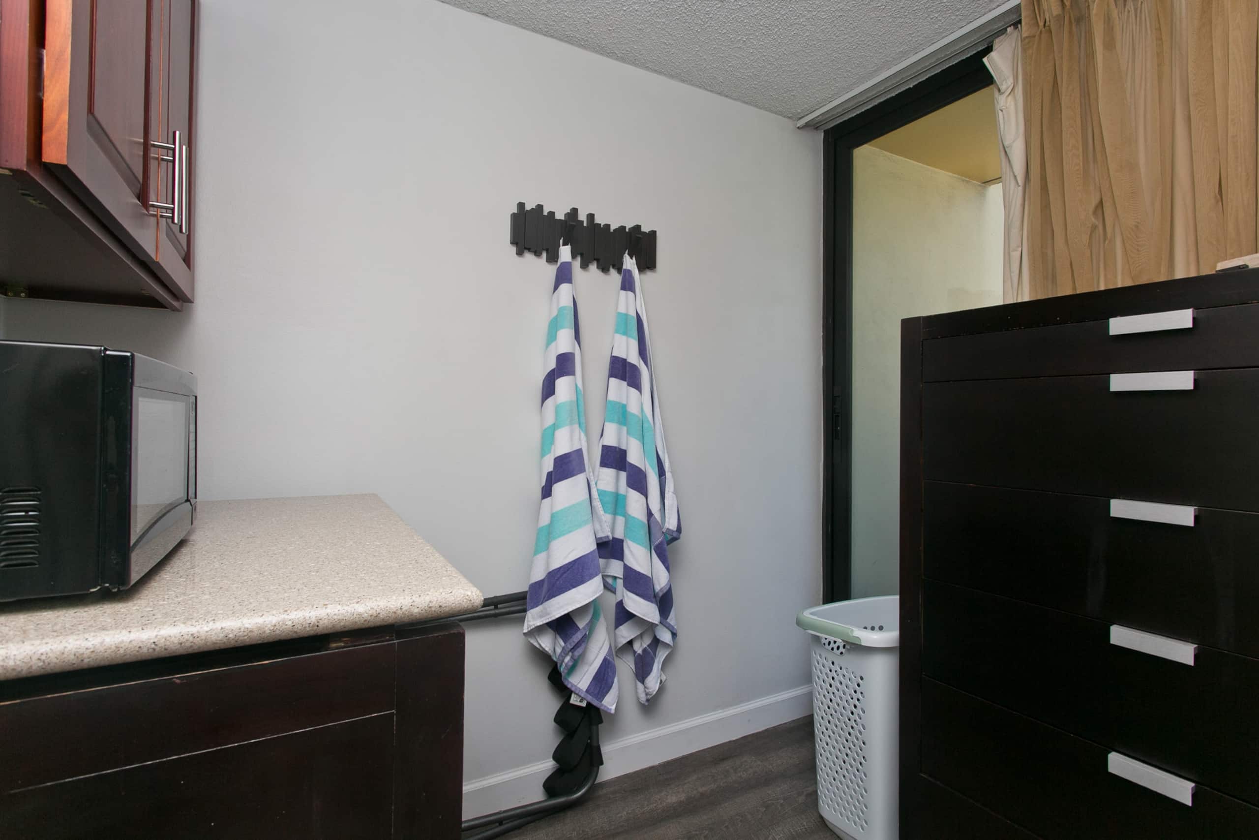 Condo in Honolulu · ★4.92 · Studio · 1 bed · 1 private bath - Image 2