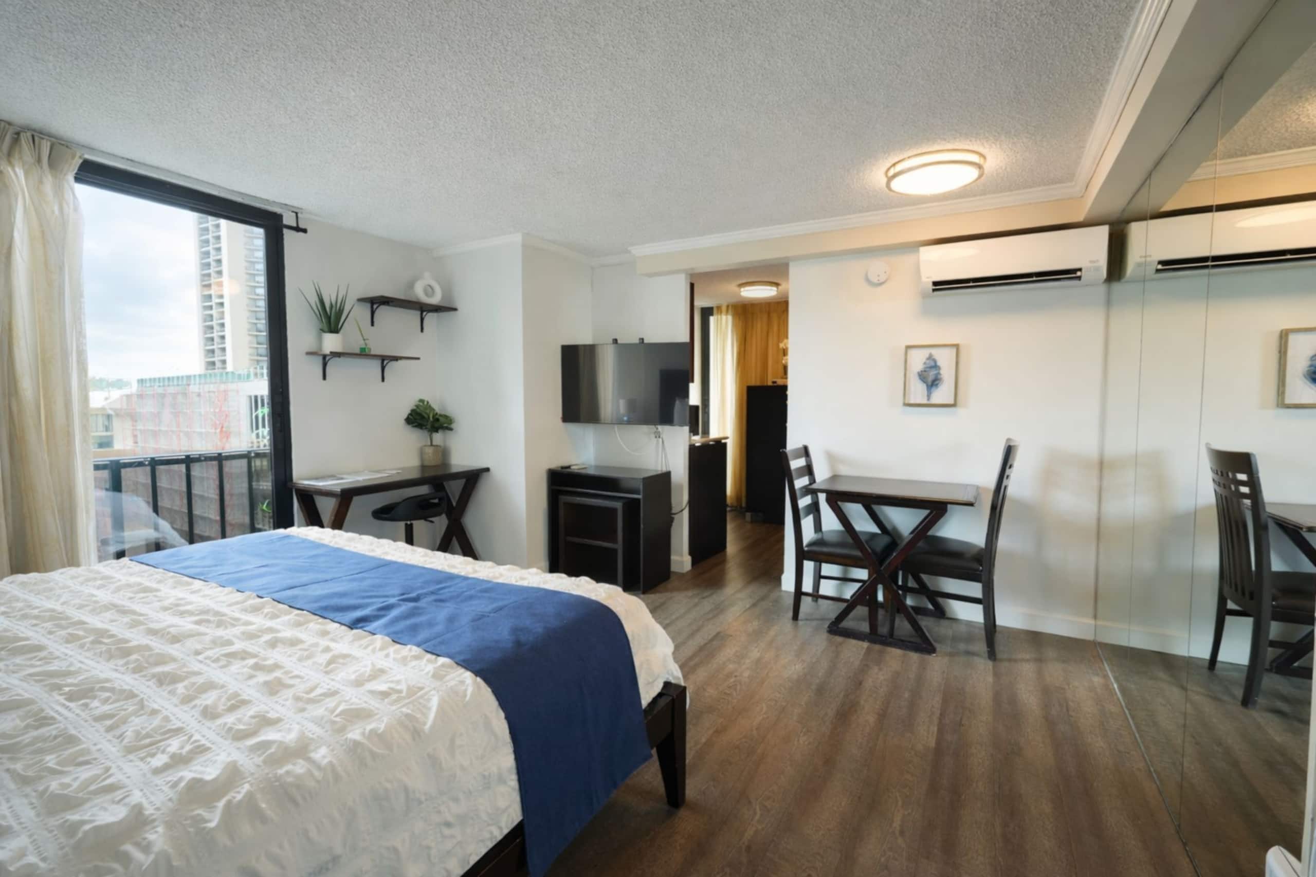 Condo in Honolulu · ★4.92 · Studio · 1 bed · 1 private bath - Image 15