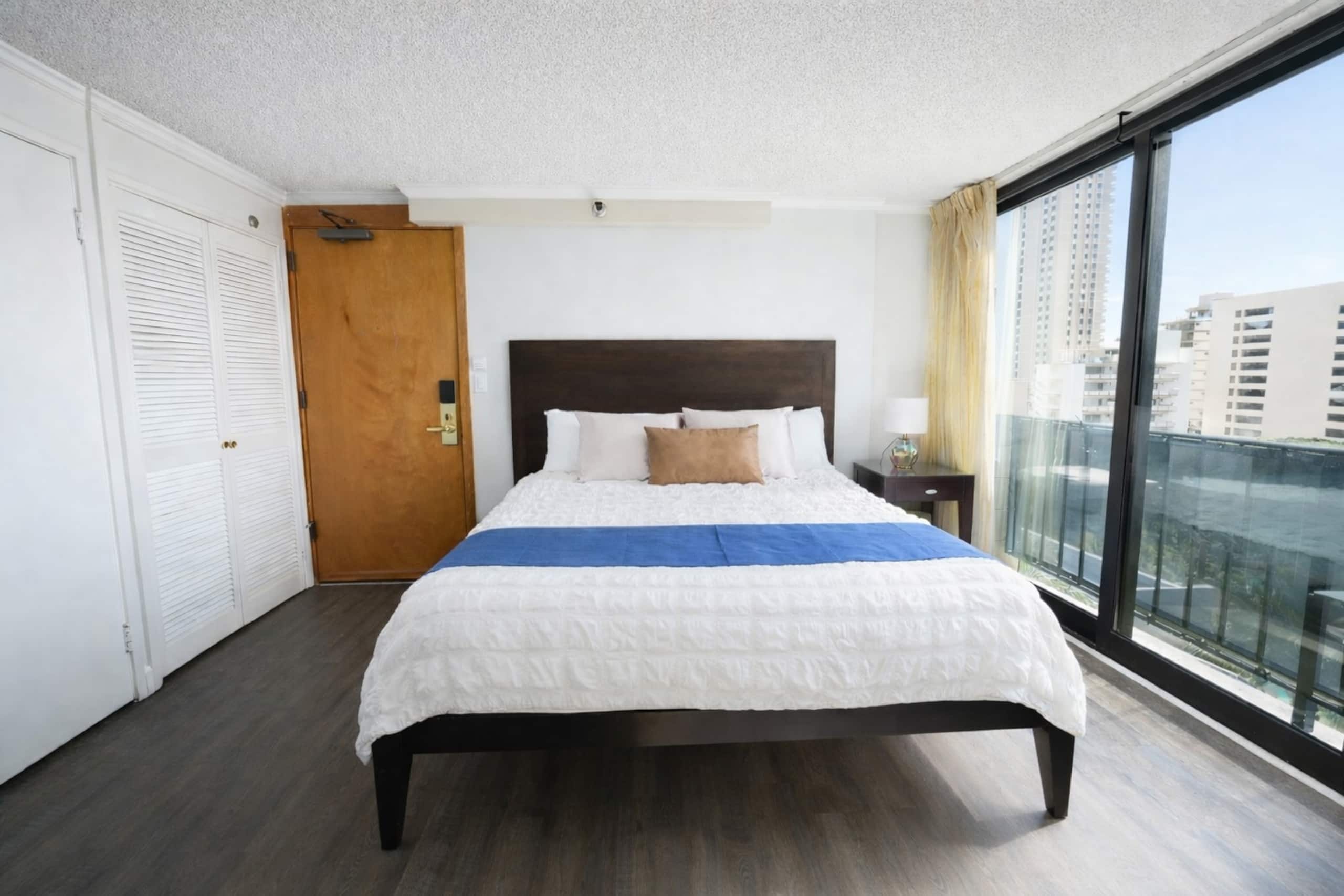 Condo in Honolulu · ★4.92 · Studio · 1 bed · 1 private bath - Image 18