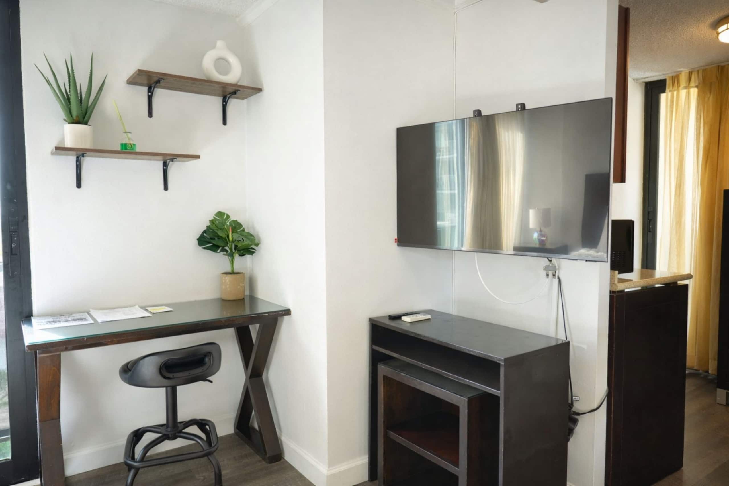 Condo in Honolulu · ★4.92 · Studio · 1 bed · 1 private bath - Image 16