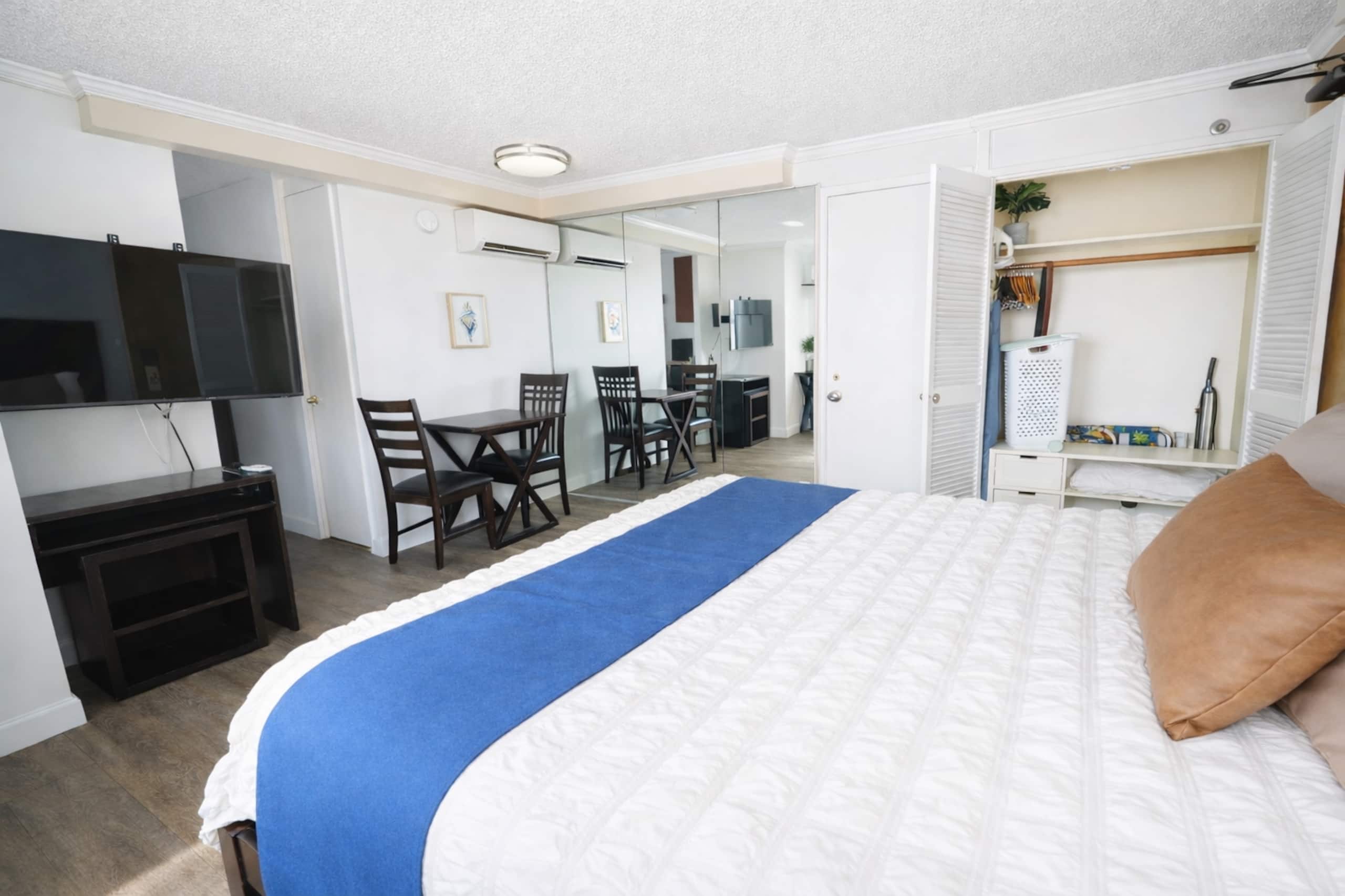 Condo in Honolulu · ★4.92 · Studio · 1 bed · 1 private bath - Image 17