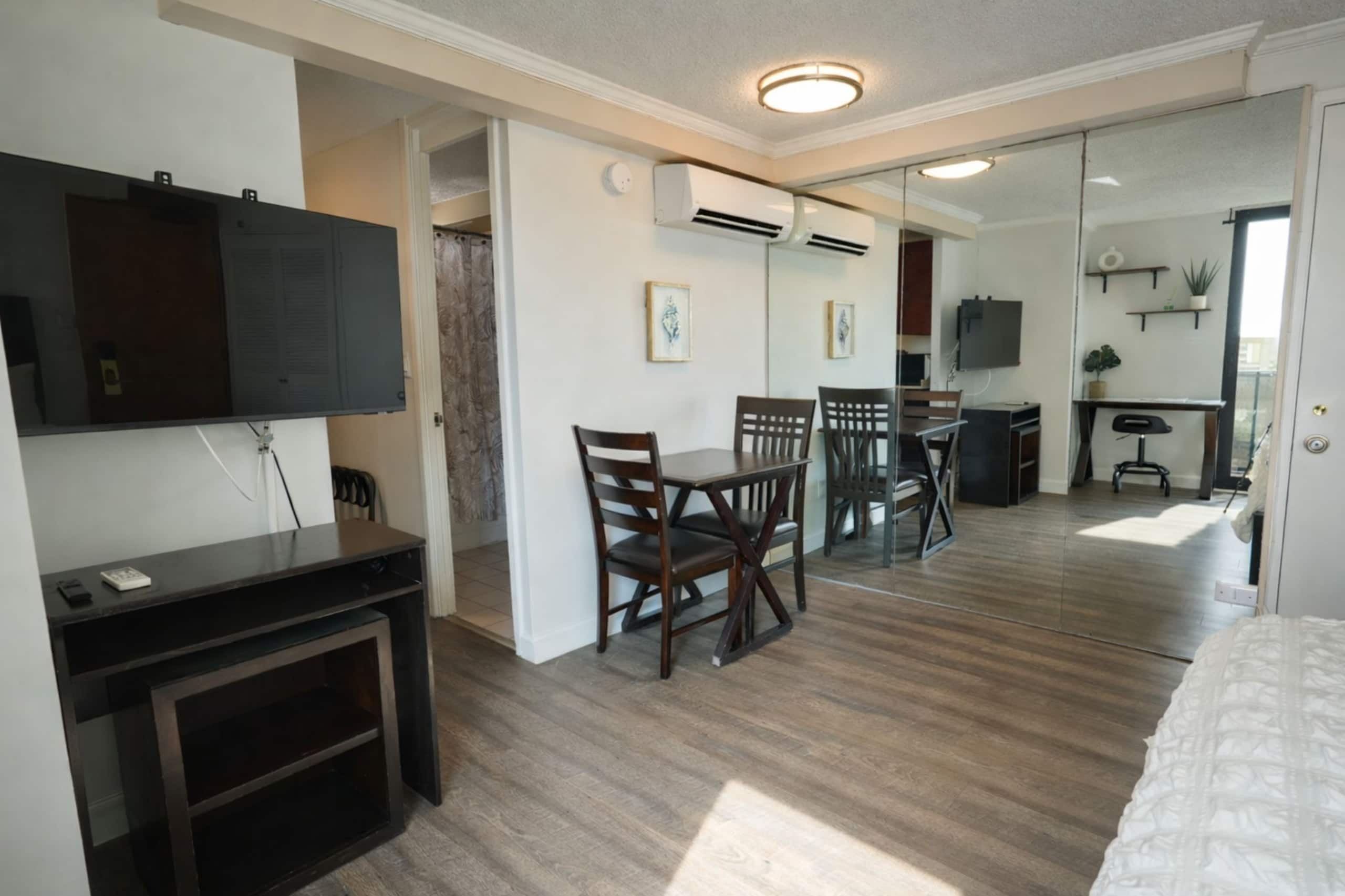 Condo in Honolulu · ★4.92 · Studio · 1 bed · 1 private bath - Image 23