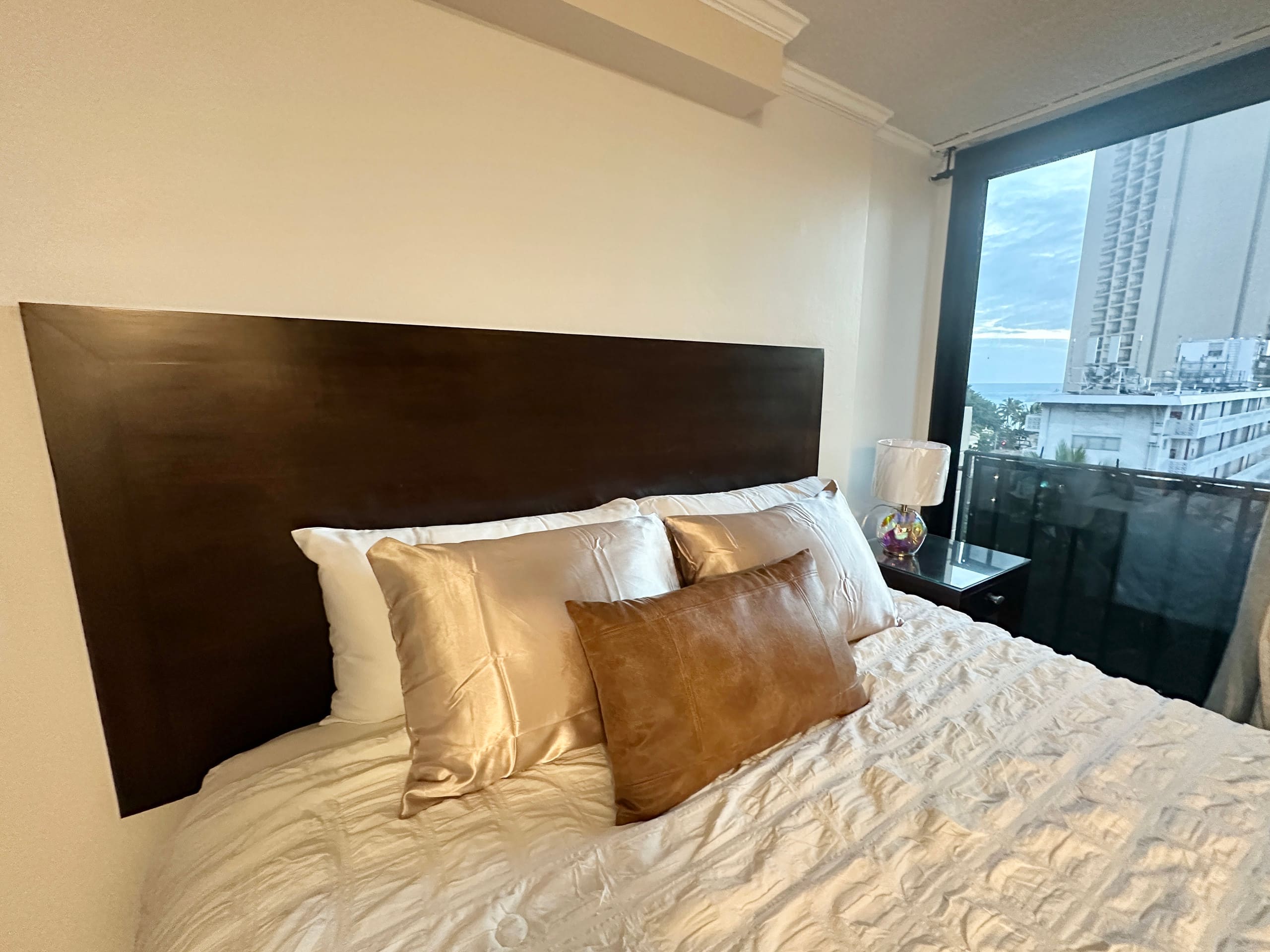 Condo in Honolulu · ★4.92 · Studio · 1 bed · 1 private bath - Image 14