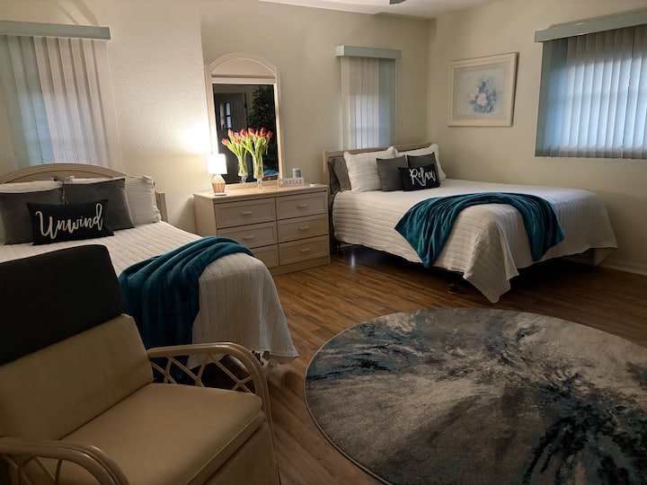 Priestranná izba s 2 manželskými posteľami, hojdacím kreslom, XBoxom s ovládačom pre daždivé dni (iba s hrami s hodnotením E), televízorom na stene s bezplatným prístupom k Fubo