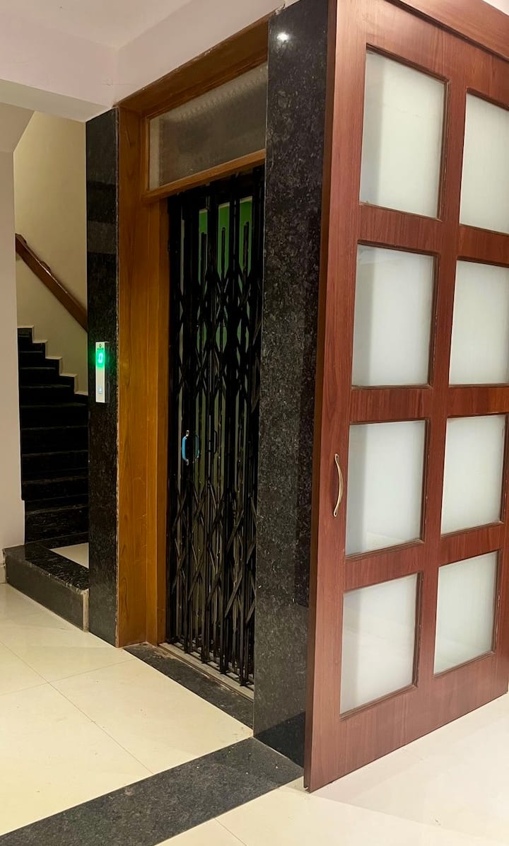 Fully functional elevator operating between ground floor and terrace