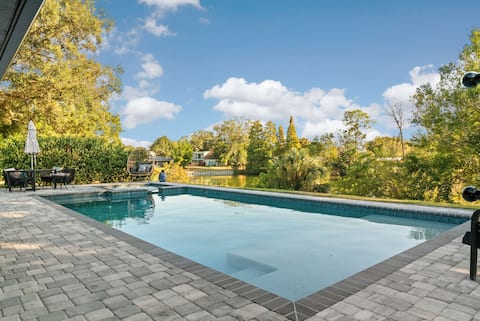 The Bentley Lakehouse: Putting Green & Game Room
