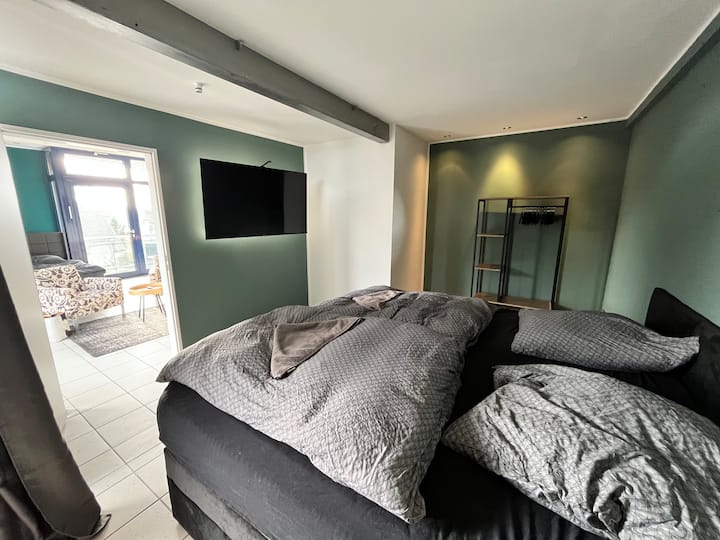 ทีวี 58 นิ้ว เตียงสปริง 2 x 2 เมตร ตู้เสื้อผ้า